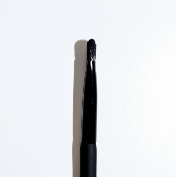 Sara Adams Cosmetiques Classic Eyeshadow Brush #12 - Picture 5 of 7